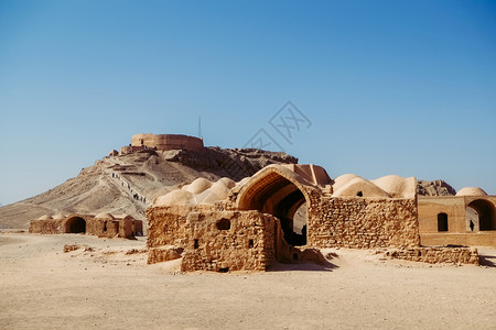 干燥遗产石头伊朗Yazd的ZoroastrianDakhma波斯静默塔地区的Ruin和古建筑背景图片