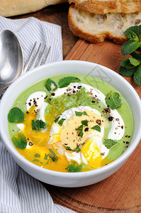 豆粉清汤配有偷鸡蛋酸奶油和香料的薄荷叶小时第一的调味图片