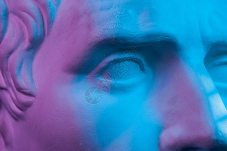古吉尤利凯撒考卡维安奥古斯图老雕像的缩写石膏副本黑背景艺术家的头部近视蓝眼和粉色红睛紧观青蓝和粉红色古典史诗脸背景图片