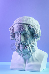 马头雕塑胡须石膏女神古代霍马头雕像的白石印本用于艺术家的古老雕像蓝色背景画面的人雕塑脸朝Gypsum复制古老雕像Hommer头像的蓝色背背景