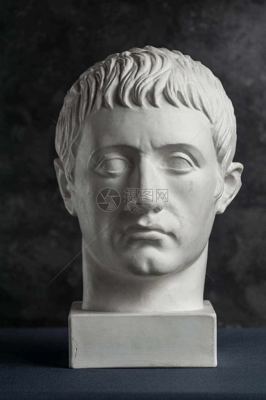 皇帝女神哲学家古德日耳尼希腊朱利叶斯凯撒古雕像的白石膏复制本用于画家的头部在深色纹理背景上人脸面粉碎雕塑古德神雕像的白色石膏复制图片