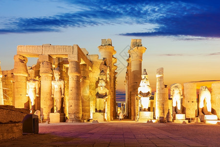 柱子美丽的卢克索神庙第一座塔遗址夜灯埃及卢克索神庙埃及寺雕像图片
