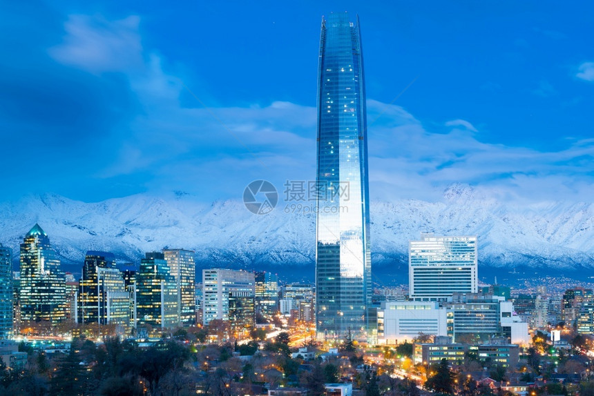 吸引力雪拉丁智利圣地亚哥拉斯孔德金融区天际线后面是洛斯安第山脉图片