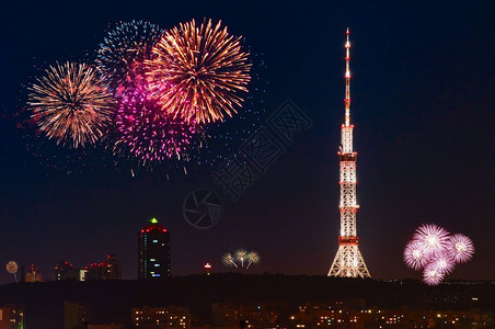 发光的火箭基辅夸电视塔新年夜移动的图片
