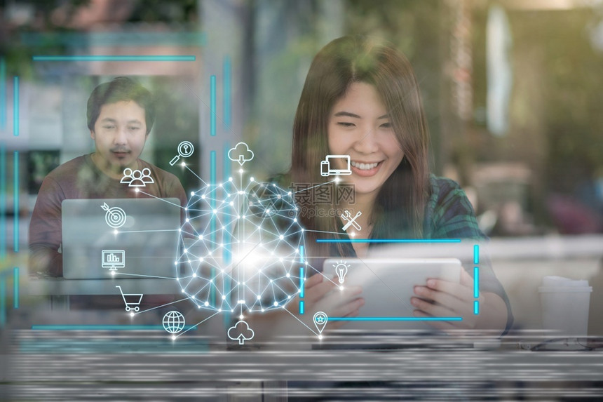 触碰与同事AI和IOT商机概念之间的未来屏幕全息图相比技术Technology在同僚AI和IOT商机概念之间女多边形图片