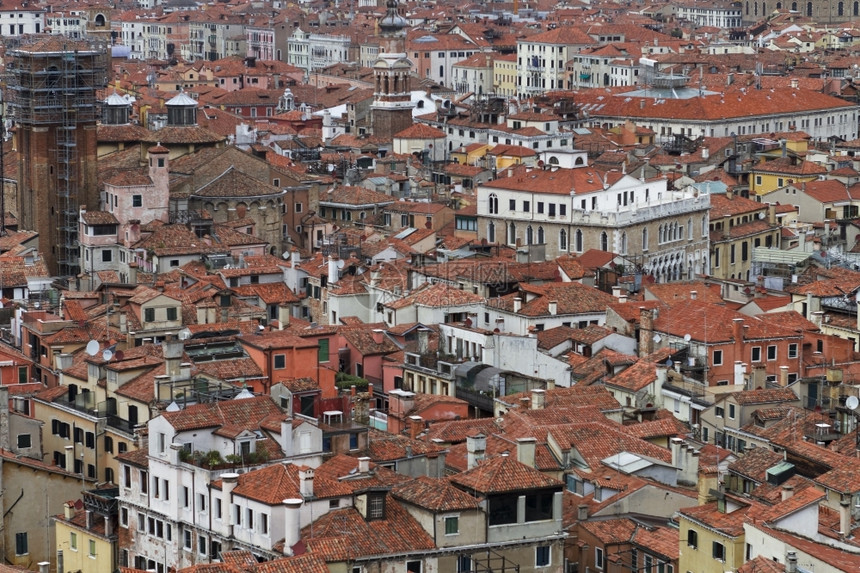 街道目的地欧洲意大利威尼斯运河和古老建筑在意大利威尼斯的屋顶对运河和古代建筑的看法意大利威尼斯是东北部的一个城市位于由18个小岛图片