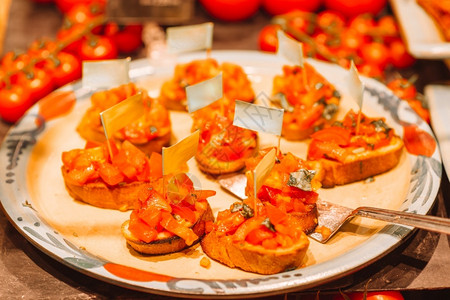 意大利粗菜奶油烤意大利番茄basil和干酪樱桃西红柿Basil和palmesan奶酪面包作为木板上美味意大利腊饼的开胃菜门户14欧洲的高清图片素材
