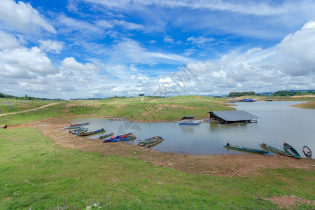 自然泰国农村旱季期间在土坝上一艘渔船在泰国农村地区旱季巴戈缅甸图片