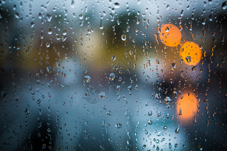 声音沮丧清晨晚上在窗户下雨家门口晚上或在水外面下雨玻璃露水湿玻璃表面点水起城市的灯光在雨滴时闪耀舒适黄昏高清图片素材