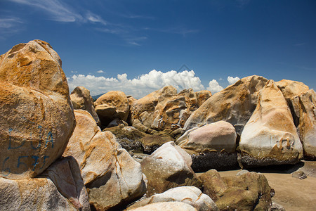 太阳热带KeGaBeachKeCape或灯塔的岩石是越南BinhThuan省KeBeach镇宾汉省罗岩游客最喜爱的目地最喜欢背景图片