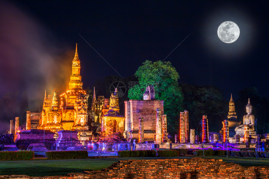 场景庆典节日苏霍泰历史庙宇公园Sukhothai历史寺庙公园的SukhothaiCoLamplighterLoyKratong节图片