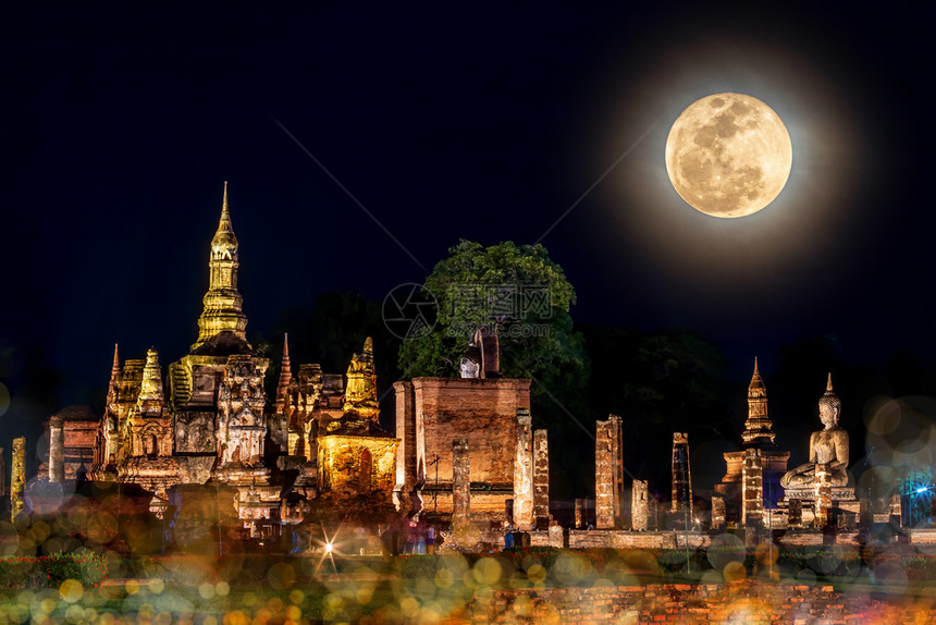 旅行晚上苏霍泰历史庙宇公园Sukhothai历史寺庙公园的SukhothaiCoLamplighterLoyKratong节晚会图片