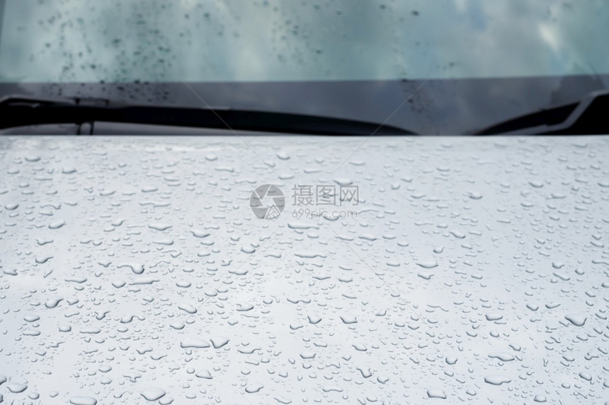 在雨停后灰色车顶屋上的雨滴和露水有选择地聚焦防水面软点留空用于撰写文字背景有质感的干净灰色图片
