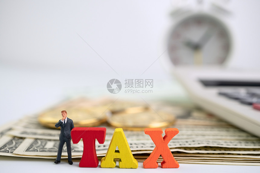 图1站在纸币金硬和计算器上与木材TAX字对立的商人纳税概念福利或强制金融收费等背景情况图6预算字母常设图片