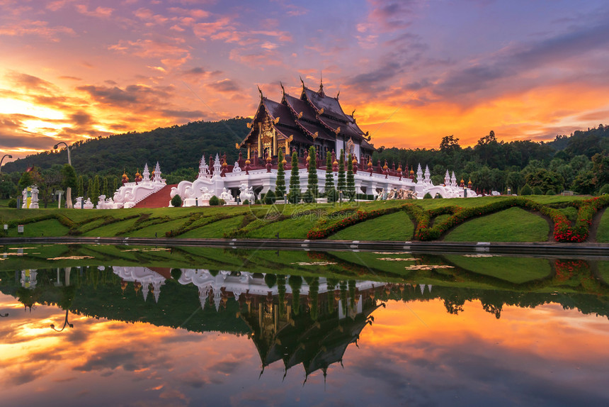 反射皇家花劳拉特查普赫鲁克公园一个大型植物位于皇家农业研究中心日落时展馆是泰国清迈的主要旅游景点之一位于泰国清迈建筑学文化图片