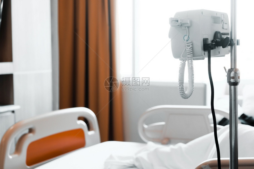 在医院床上与老年病人一起注入泵的图像象高级恢复人类图片