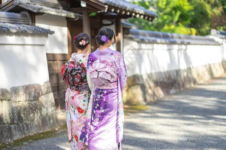 撑船赏荷女孩人们在京都FushimiInari神社红木托里门中身着日本和服的吉沙斯女孩穿日本和服同义词这实际上意味着一件要穿的东西女士大社背景