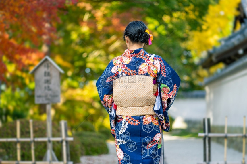 在京都FushimiInari神社红木托里门中身着日本和服的吉沙斯女孩穿日本和服同义词这实际上意味着一件要穿的东西稻荷单词建筑学图片