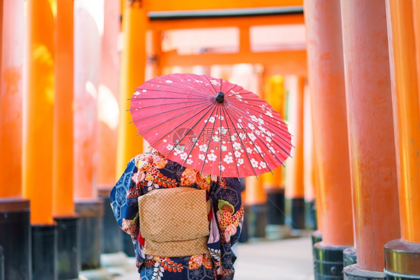 在京都FushimiInari神社红木托里门中身着日本和服的吉沙斯女孩穿日本和服同义词这实际上意味着一件要穿的东西裙子步行稻荷图片