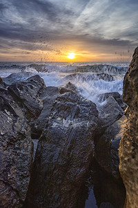 保加利亚Varna附近的黑海岸岩石之间惊人的海日升令惊叹自然结石礁背景图片
