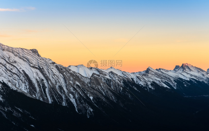 冰川加拿大人艾伯塔州班夫公园的雪冠加拿大落基山脉日景色来自BanffGondolaSulfhurMoustain橙图片