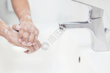 男子在吃饭前每次洗手以防止细菌食肉19和细菌感染浴室流动医院图片