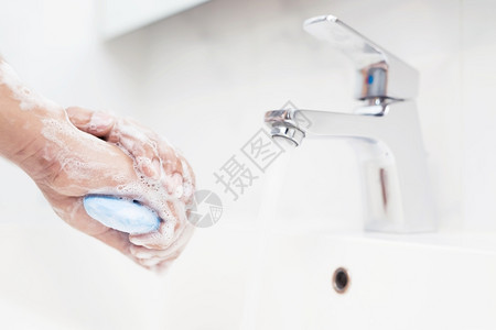 洗涤肥皂浴室男子在吃饭前每次洗手以防止细菌食肉19和细菌感染图片