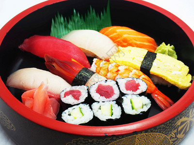 晚餐文化一顿饭彩虹寿司卷配有鲑鱼金鳄梨皇家虾奶油酪费城鱼子酱日本菜图片