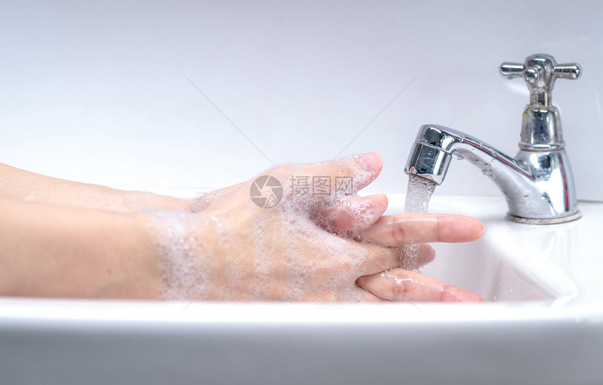 人们妇女用肥皂泡沫和自来水洗手在浴室水槽上清洁管下净用于个人卫生以防止流感和冠状良好的洗手程序以杀死细菌医疗的微生物图片