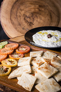 配有一肠Tzatziki和新鲜蔬菜的皮塔面包地中海新鲜的木制沙拉高清图片素材