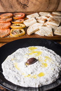 食物配有一肠Tzatziki和新鲜蔬菜的皮塔面包白饭美食开胃菜高清图片素材