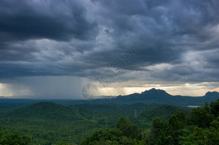 暴风雨黑色在地平线上移动的暴云雷时间流逝巨型风暴快速移动电影时间MeaMoLamPangThapeRuntors大气层自然背景图片