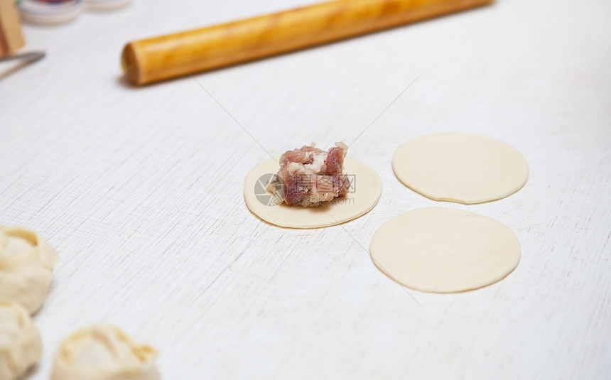 制作Manta的过程是大多数美食中非常流行的谱类似于不同的猪肉牛羊饺子的过程是大多数美食中非常受欢迎的食谱类似于猪肉不同的羊肉自图片