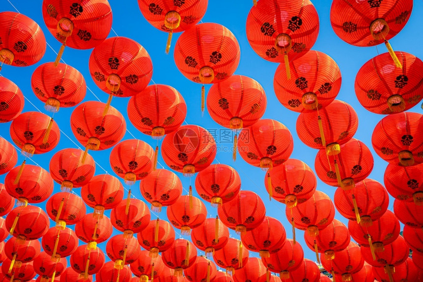 东方的文化中华圣迹国新年节红灯的装饰古艺术上面写着中文字母上帝保佑是财富祝福的赞美是泰国一个公共场所地标图片