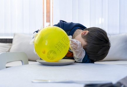 一大把气球学前班孩子把气球压在干甘油晶体板上面学校孩子做科项目实验伽拉汀和静电充气球科学实验概念家庭教育学龄前儿童电磁背景