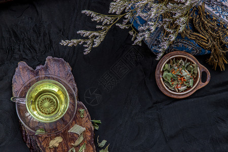 班干竞选传统的一杯潘丹叶茶印度沼泽跳蚤树叶以深底泰国草药厂和健康饮料概念替代红花干淡藏色沙芙朗替代黑本底泰国草药厂和健康饮品棕色的香气背景