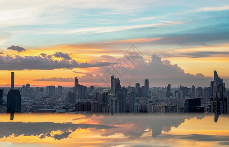 201年7月4日201年的空中景色观摩天窗之夜的美景象太阳落幕为今天余下时间带来舒缓的感觉城市景观休息戏剧背景图片