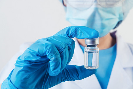 实验室手拿疫苗瓶的医生图片