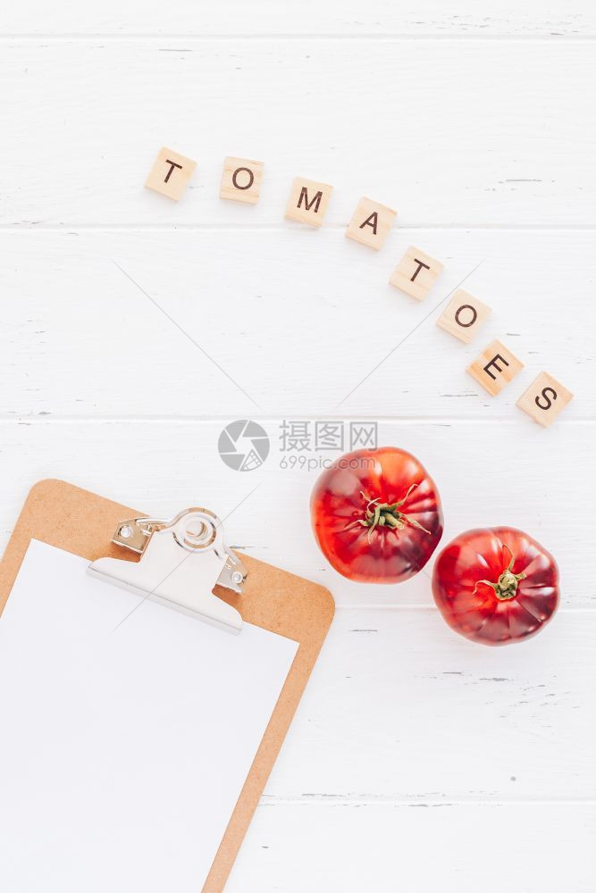 制作西红柿MarAzul在白木桌背景上复制空间小屋烹饪概念模拟博客或食谱的壁画校对Portnoy饮食切割植物图片