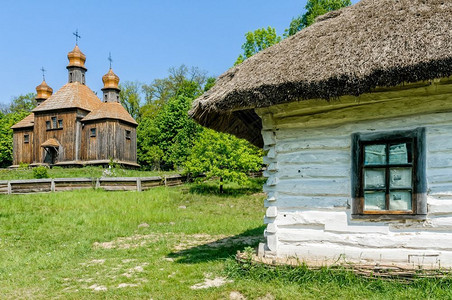 典型的乌拉尼古董东正教堂基辅附近皮罗戈沃前方有房子细节墙前景尖顶图片
