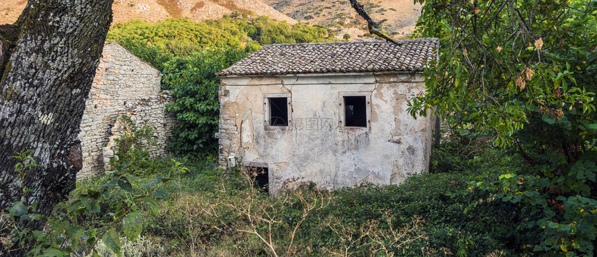 老的建筑学希腊科孚岛Pantokrator山旧Perithia的旧废弃石砌房屋Old是希腊科孚岛北侧的一座鬼村著名图片