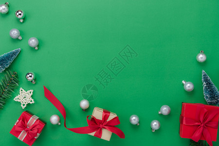 明信片圣诞快乐装饰品最上桌视图新年首饰快乐福拉特在家庭工作室办公桌前用现代绿色纸背景写着礼物盒壁纸树的赠品墙框架背景图片
