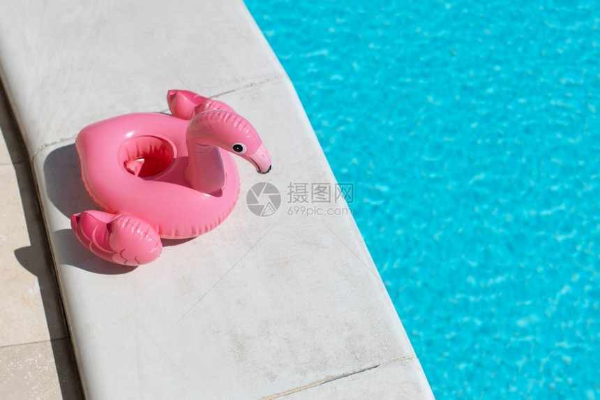 游泳的夏天放松在阳光明媚的白天游泳池附近有充气的粉红火烈鸟复制空间概念暑假娱乐水空气日光浴健康透视横向软选择焦点图片