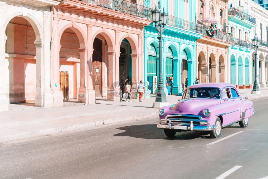 传统的哈瓦纳古巴CUBAAPRIL14CUBA14207年古老汽车在巴的旧哈瓦那董假期图片