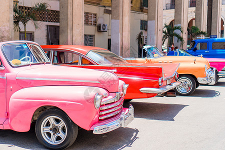 经典的五十年代哈瓦纳古巴CUBAAPRIL14CUBA14207年古老汽车在巴的旧哈瓦那城市背景图片