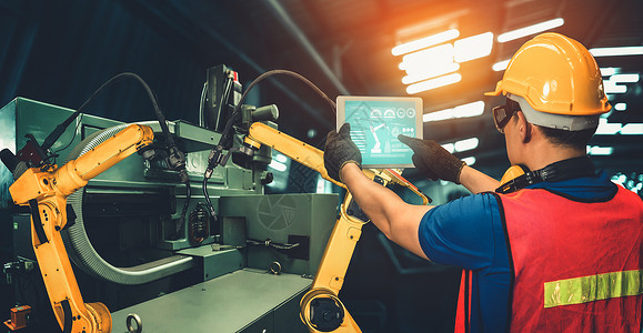 产品工程师用于数字工厂生产技术的智能工业机械臂展示工业40或第四次工业革命的自动化制造过程和控操作的IOT软件用于数字工厂生产技术的智能工设计图片