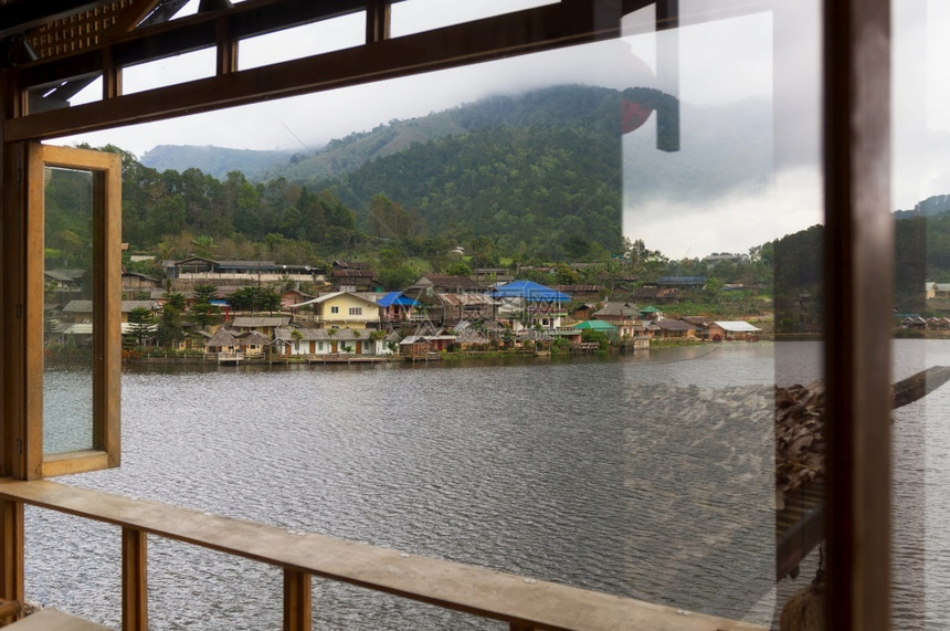 BanRakThai湖观冬季以最小的咖啡馆风格提供木桌和椅子BanThai是人居住区RakThai村茶叶农场泰国湖景最受欢迎的目图片