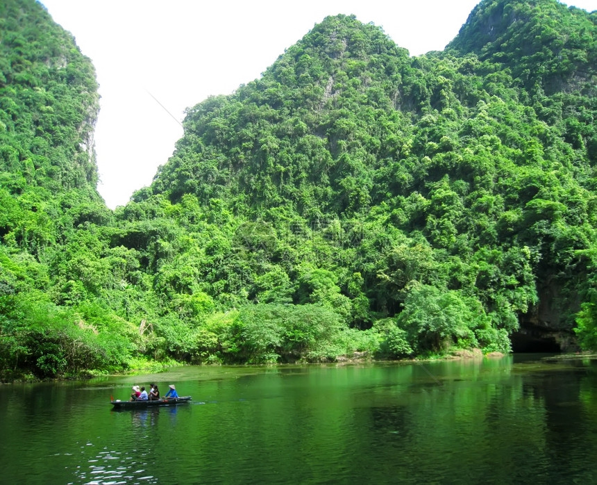 公园旅游喀斯特NINHBINHVIETNAMJULY20名身份不明的游客在2013年7月日七十的TRangA上图片