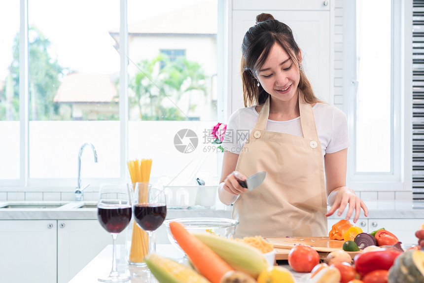 人们亚洲美女在厨房做饭和切菜把满食物和水果的放在桌上的假日和幸福概念人与生活方式概念家庭与晚宴主题人生活方式概念成人围裙图片