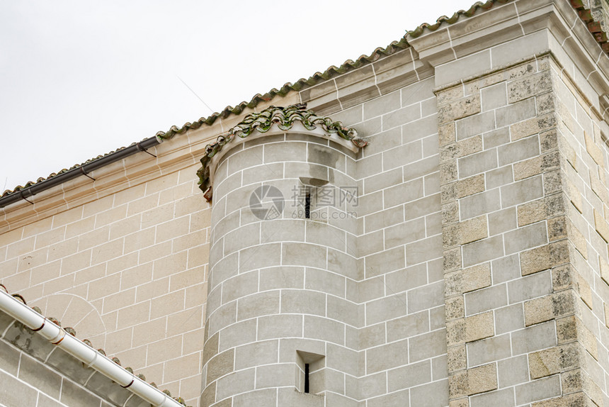 历史的一个石教堂侧面外有四圆领带为建筑物楼梯提供空间并有通风和照明的开口塔正面图片